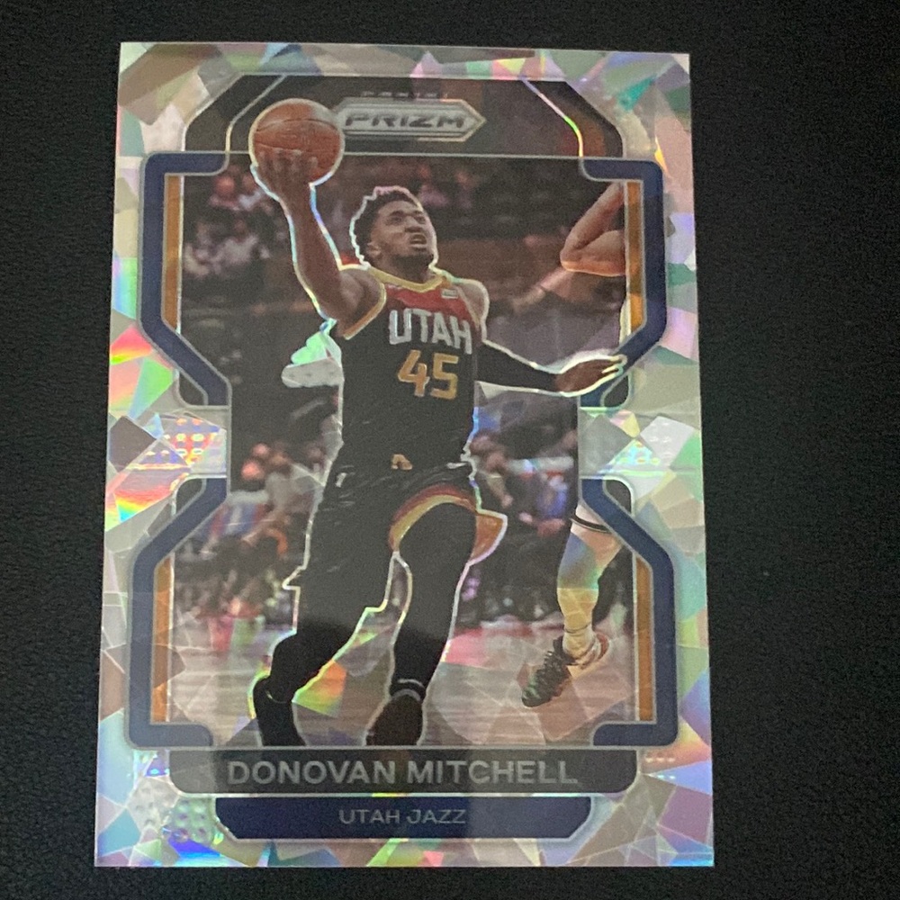 Donovan Mitchell - 2021-22 panini Prizim basketball #72 ( silver cracked ice)
